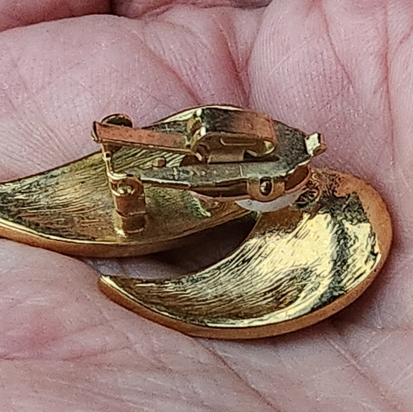 Vintage Butler Clip-on Earrings - Picture 12 of 13